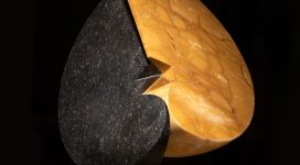 Aki Mimura, L’Eclissi, 2021, petit granit and giallo Siena 53x27x23 cm